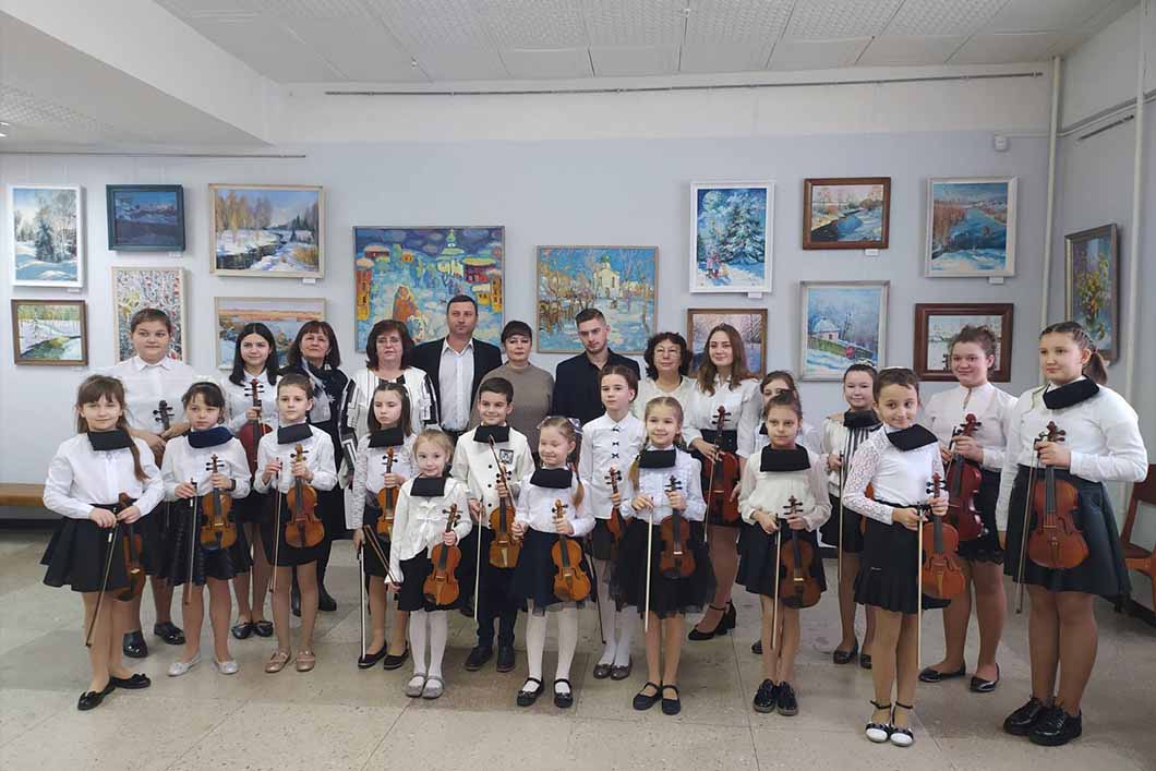 Ансамбль скрипалів - учасник концерту в галереї мистецтв